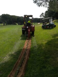 Microzanja para cortar raíces en campo de golf