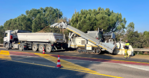 Minizanja en la carretera BV-5105 con la zanjadora RIVARD RIV1254